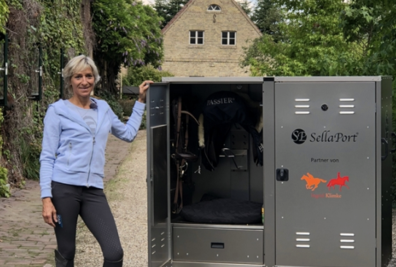 Markenpartnerin Ingrid Klimke mit SellaPort Sattelschrank